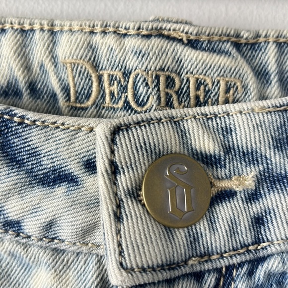 NWT Degree frayed denim shorts with studs SIZE 7 100% COTTON  RIGID - Picture 3 of 6